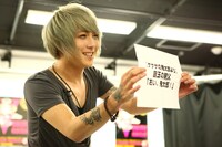 早押しクイズでも最下位となり、今度は目玉のおやじのモノマネを披露することになったSCREWのルイ。