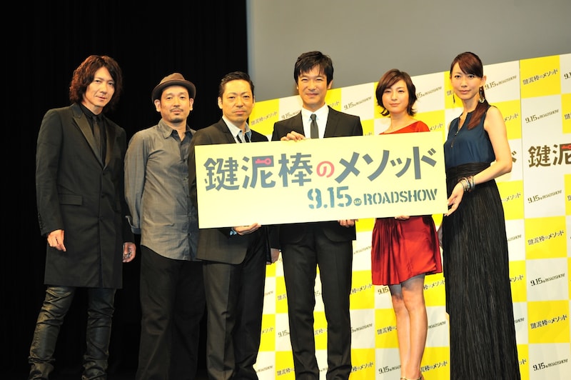 映画「鍵泥棒のメソッド」完成披露試写会の様子。左から吉井和哉、内田けんじ監督、香川照之、堺雅人、広末涼子、森口瑤子。