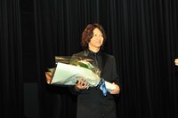 花束を抱えてステージに上がった吉井和哉。