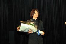 花束を抱えてステージに上がった吉井和哉。