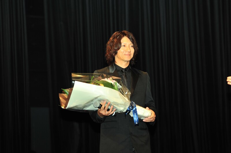 花束を抱えてステージに上がった吉井和哉。