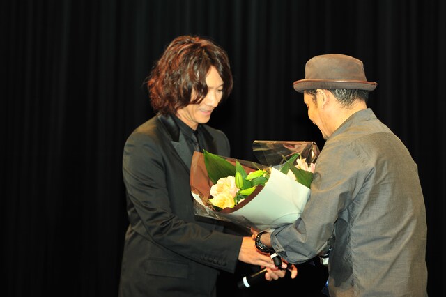 吉井和哉と内田けんじ監督。