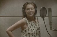 マイクの前に立つ小泉今日子。