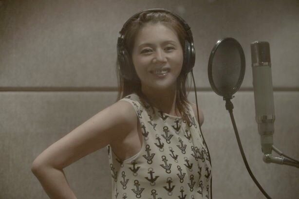 マイクの前に立つ小泉今日子。