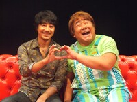 互いの指でハートマークを作る、山崎まさよし（写真左）と石塚英彦（右）。