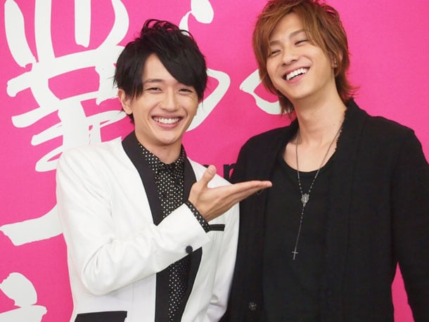 トーク収録時の西島隆弘（AAA）と三浦翔平。