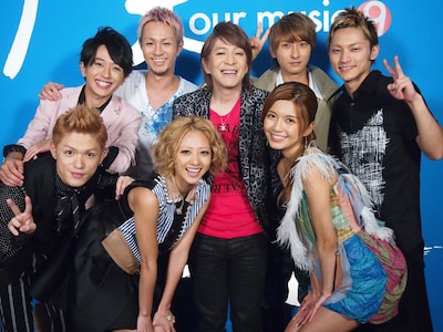 スタジオライブ収録時のAAAと小室哲哉。