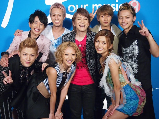 スタジオライブ収録時のAAAと小室哲哉。