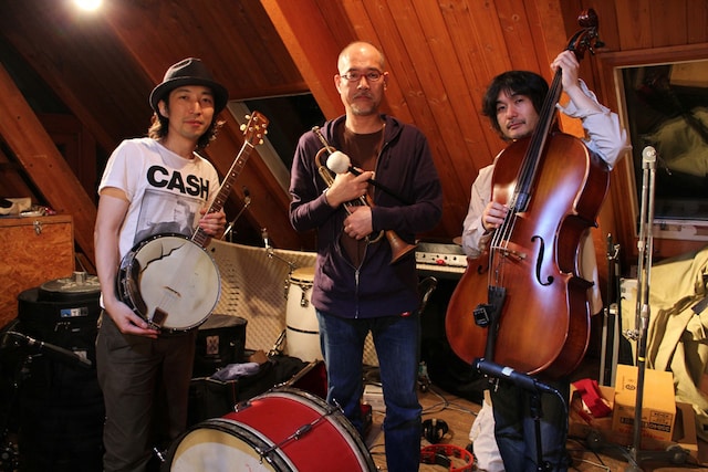 左から、おおはた雄一、芳垣安洋、伊賀航。