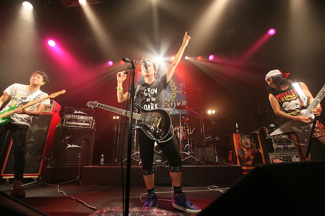 「閃光ライオット」名古屋会場のステージに現れたTOTALFAT。