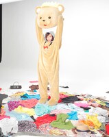 熊の着ぐるみ姿で撮影に臨む吉木りさ。