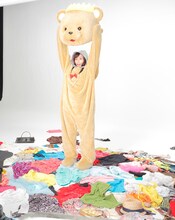 熊の着ぐるみ姿で撮影に臨む吉木りさ。