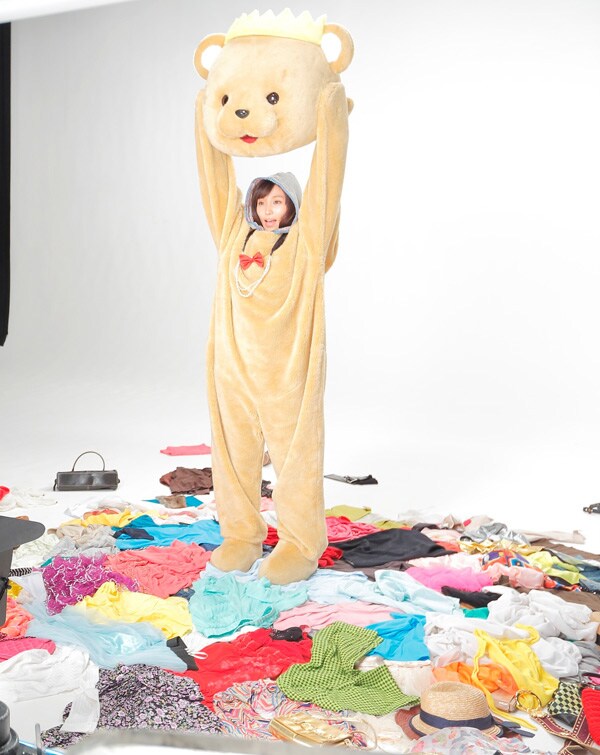 熊の着ぐるみ姿で撮影に臨む吉木りさ。