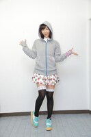 PVで使用した衣装を着てポーズをとる吉木りさ。