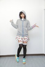 PVで使用した衣装を着てポーズをとる吉木りさ。