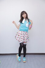 PVで使用した衣装を着てポーズをとる吉木りさ。