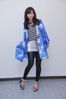 PVで使用した衣装を着てポーズをとる吉木りさ。