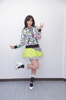 PVで使用した衣装を着てポーズをとる吉木りさ。