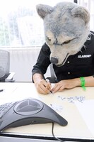 Jean-Ken Johnny（MAN WITH A MISSION）直筆のギターピックは会場に集まったファンにプレゼントされた。