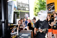 ゲームソフト「ロックスミス」をプレイするJean-Ken Johnny（MAN WITH A MISSION）。