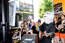 ゲームソフト「ロックスミス」をプレイするJean-Ken Johnny（MAN WITH A MISSION）。