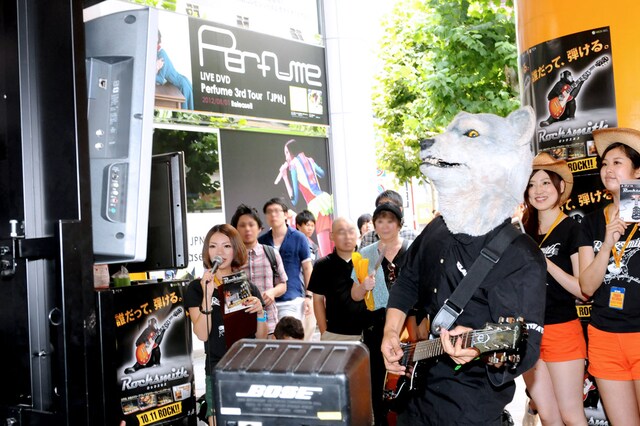 ゲームソフト「ロックスミス」をプレイするJean-Ken Johnny（MAN WITH A MISSION）。