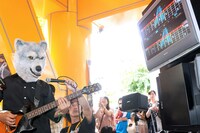 ゲームソフト「ロックスミス」をプレイするJean-Ken Johnny（MAN WITH A MISSION）。