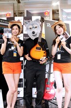 Jean-Ken Johnny（MAN WITH A MISSION）とキャンペーンガール。