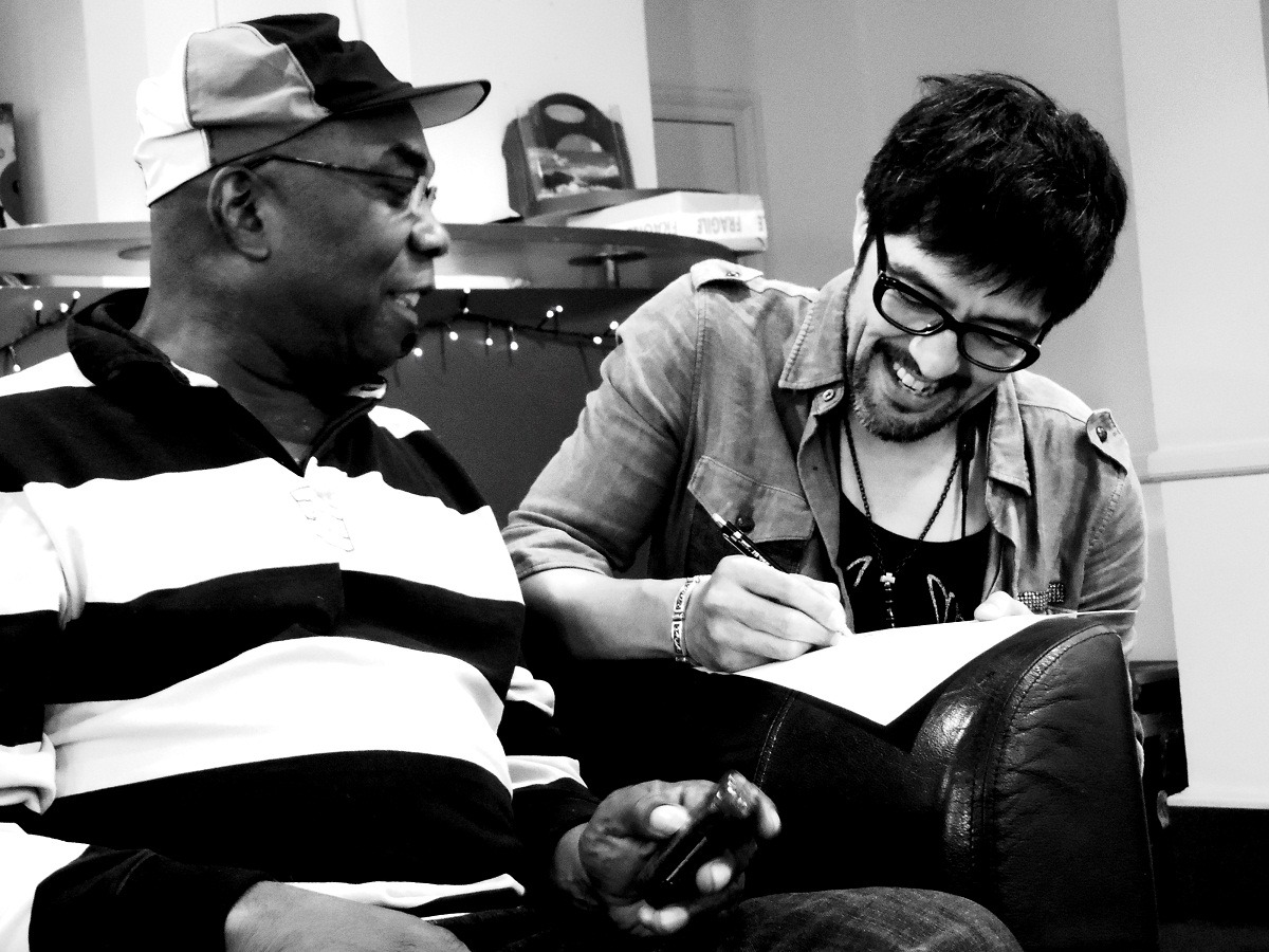 レコーディング中の谷中敦（写真右）とデニス・ボヴェル（左）。