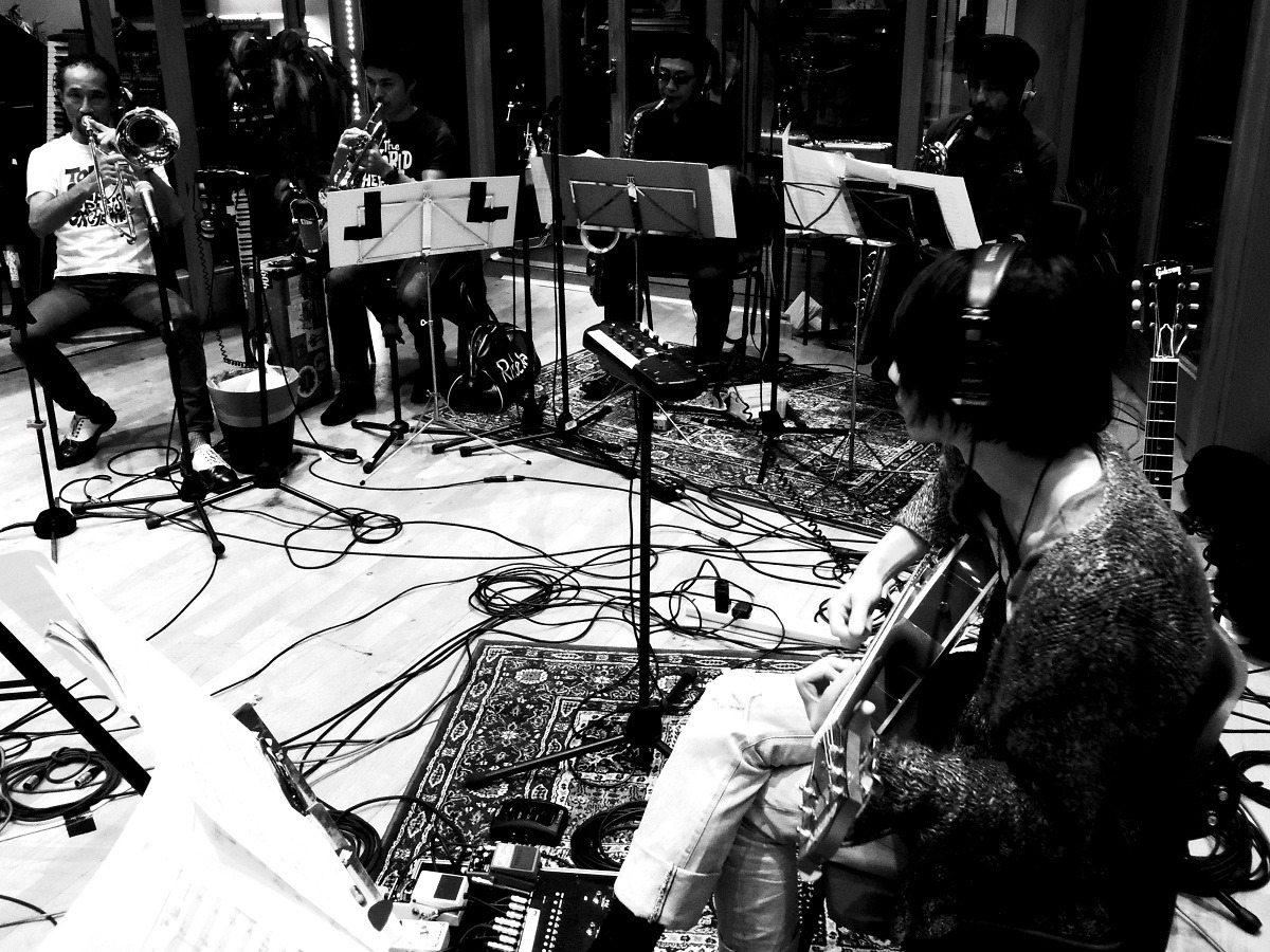 メンバーはレコーディングの合間にコベントリーで行われたロンドン五輪のサッカー男子・日本対ホンジュラス戦を観戦。応援するメンバーの姿はテレビ中継にも映り、話題を呼んだ。