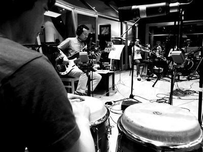 写真はロンドンでのレコーディングの模様。