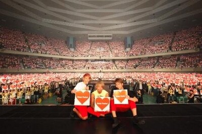 武道館のオーディエンスとともに記念撮影をするソナーポケット。