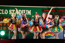 スクール水着風の新衣装を披露したももいろクローバーZ。（photo by hajime kamiiisaka）