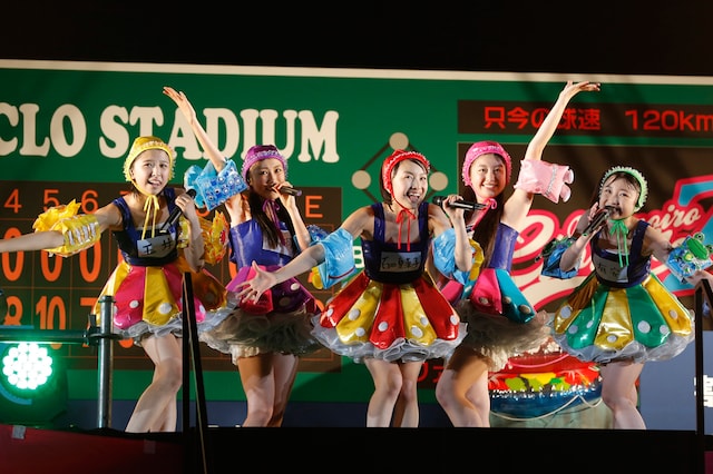 今週の人気の画像1位は「ももクロ、真夏の西武ドームで頭のネジ外してバカ騒ぎ」より、ももいろクローバーZ（photo by hajime kamiiisaka）。