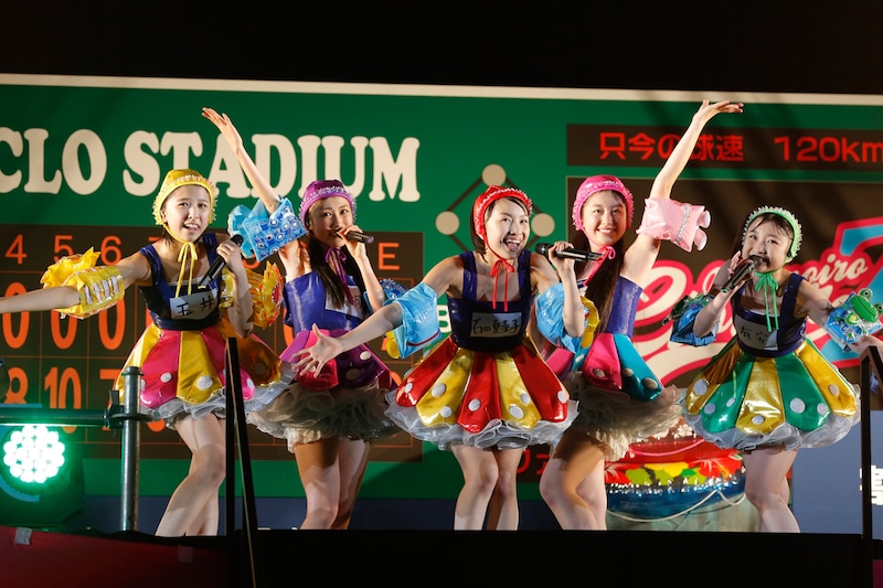 今週の人気の画像1位は「ももクロ、真夏の西武ドームで頭のネジ外してバカ騒ぎ」より、ももいろクローバーZ(photo by hajime kamiiisaka)。