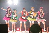 360度を囲むファンの笑顔に全力のパフォーマンスで応えたももいろクローバーZ。（photo by hajime kamiiisaka）