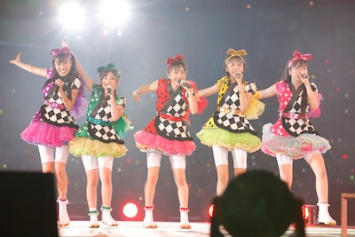 360度を囲むファンの笑顔に全力のパフォーマンスで応えたももいろクローバーZ。（photo by hajime kamiiisaka）