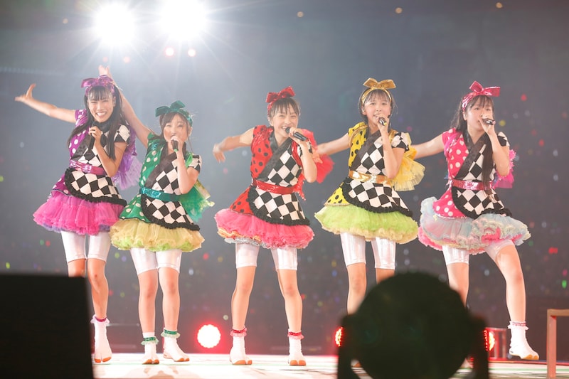 360度を囲むファンの笑顔に全力のパフォーマンスで応えたももいろクローバーZ。（photo by hajime kamiiisaka）
