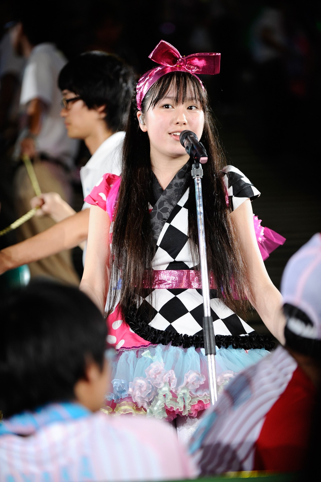 今週の人気の画像9位は「ももクロ、真夏の西武ドームで頭のネジ外してバカ騒ぎ」より、佐々木彩夏（photo by hajime kamiiisaka）。