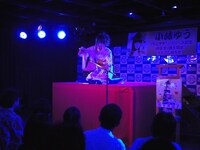 「タヒネ申～彼女いない暦＝享年」を熱演する小林ゆう。