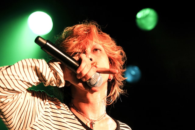 写真は8月4日のライブでの清春。