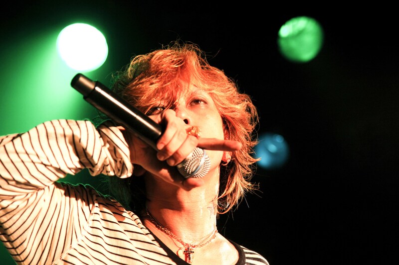 写真は8月4日のライブでの清春。