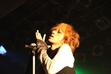 写真は8月4日のライブでの清春。