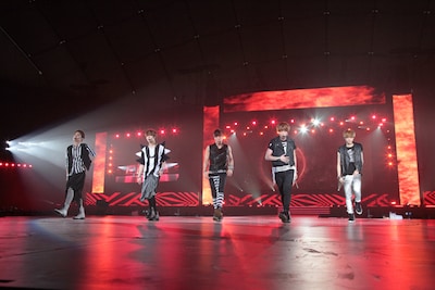 SHINee（写真左からキー、テミン、ジョンヒョン、オンユ、ル・ハン［EXO］ ※ミンホはスケジュールの都合により欠席）