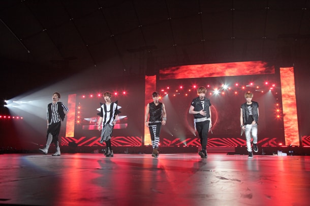 SHINee（写真左からキー、テミン、ジョンヒョン、オンユ、ル・ハン［EXO］ ※ミンホはスケジュールの都合により欠席）