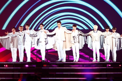 SUPER JUNIOR（写真左からカンイン、イトゥク、キュヒョン、ウニョク、シウォン、シンドン［シウォン後方］、ドンヘ、ソンミン、イェソン、リョウク）