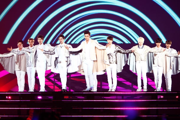 SUPER JUNIOR（写真左からカンイン、イトゥク、キュヒョン、ウニョク、シウォン、シンドン［シウォン後方］、ドンヘ、ソンミン、イェソン、リョウク）