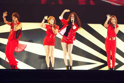 f(x)（写真左から　エンバ、ビクトリア、クリスタル、ルナ ※ソルリはスケジュールの都合により欠席）