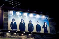 渋谷駅前にはライブ告知の巨大ボードが掲出されている。