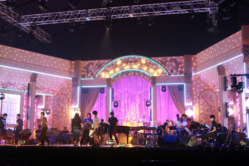 「FNSうたの夏まつり」のパフォーマンスは、アリーナに設置された2つのステージを駆使して展開される。写真はAステージのセット。